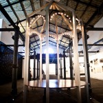 Giuseppe Piertroniro, Risonanza, 2011, acciaio specchiante, lampadine, gesso,pedana in legno