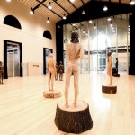 Le sculture di Aron Demetz in mostra alla Pelanda di Roma