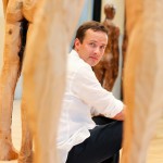 Aron demetz tra le sue sculture