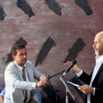 Luigi Attardi sistema il microfono a Jack Sal