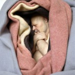 Ron Mueck Man in blankets